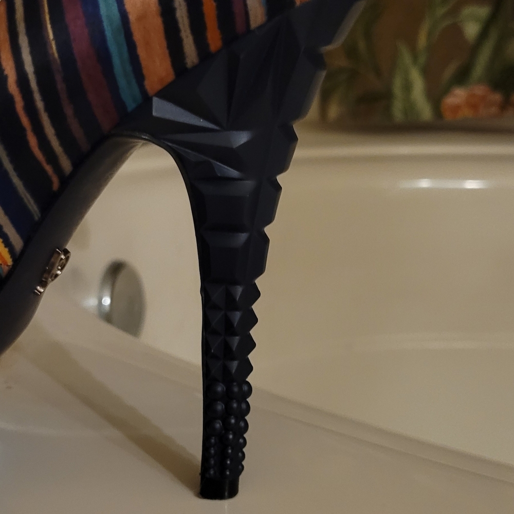 New Rachel Roy Pumps - Picture 3 of 12